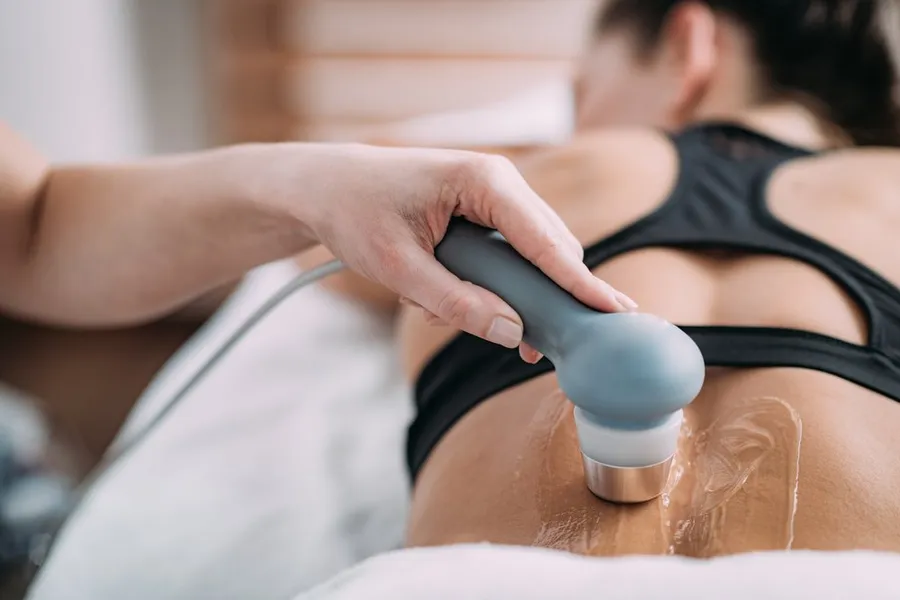 Ultraschalltherapie am Rücken